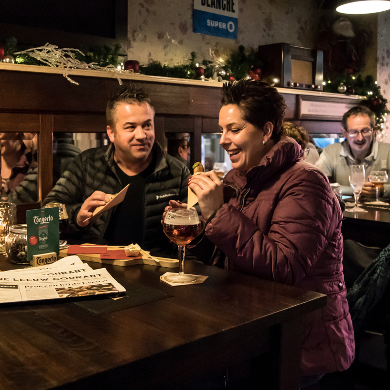 Man en vrouw in bruine kroeg drinken speciaal biertjes