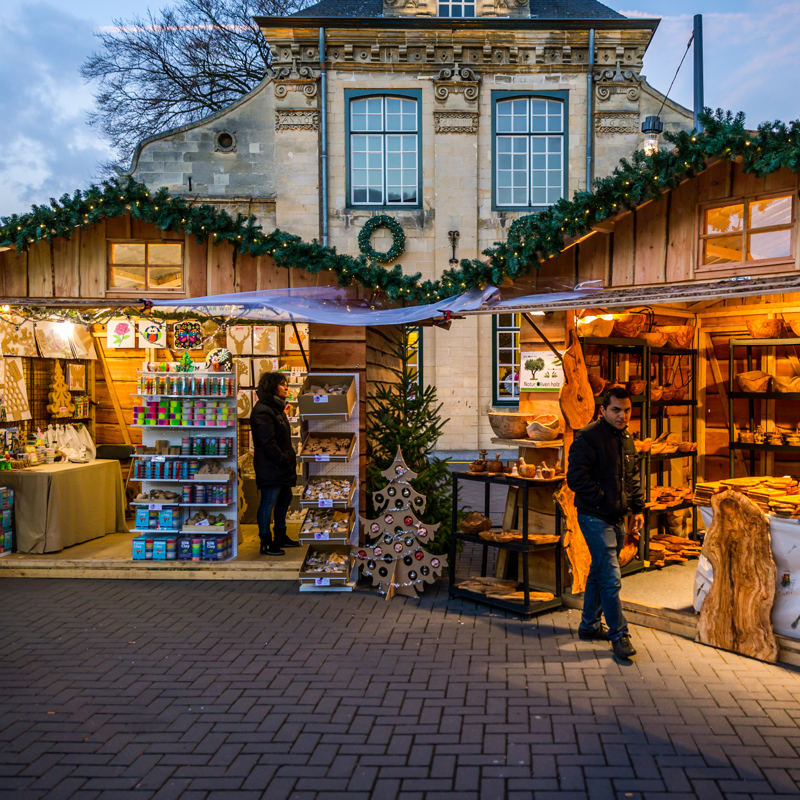 twee verlichte kerstkraampjes bij Santa's Village