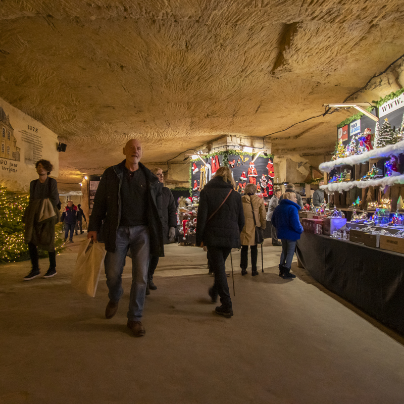 Shoppende mensen bij kerstmarkt Gemeentegrot