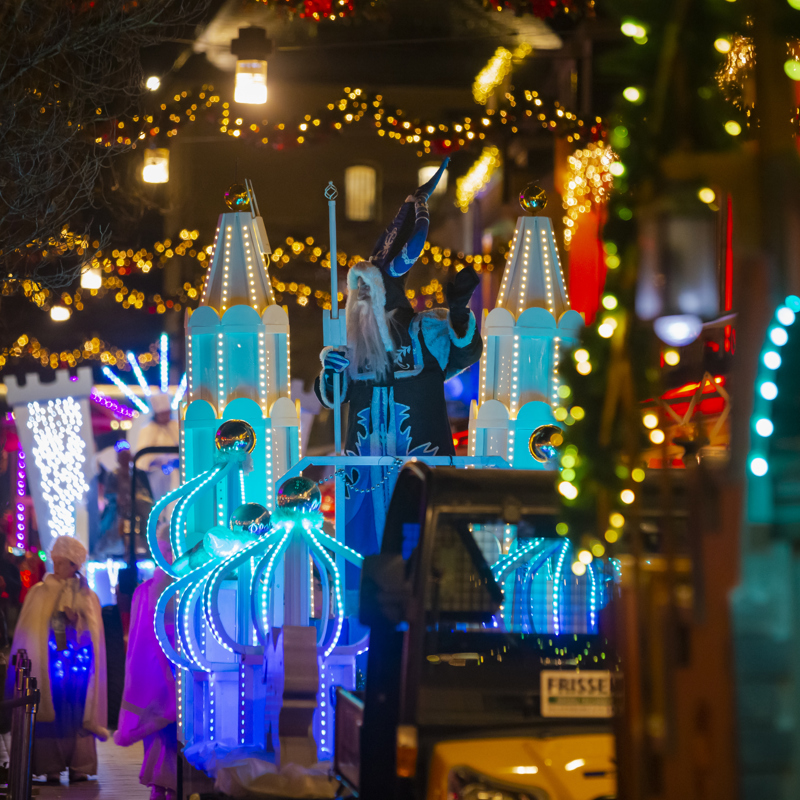 Vadertje Vorst op praalwagen tijdens Kerstparade Valkenburg