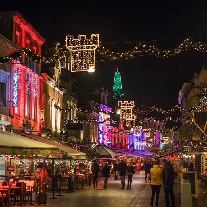 Grotestraat Centrum Valkenburg versiert tijdens kerst