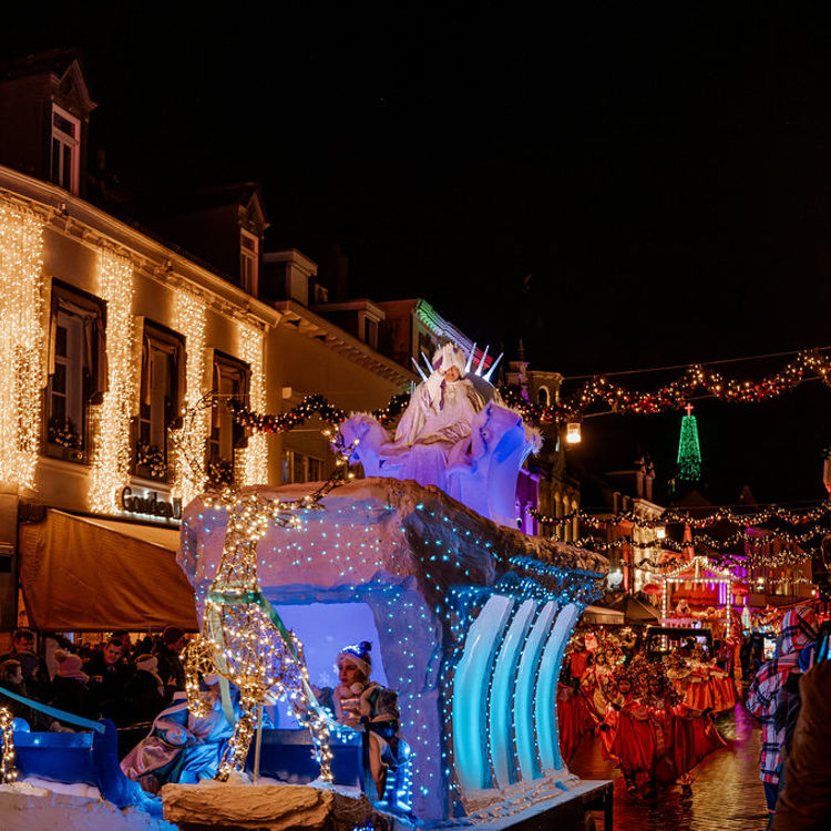 Praalwagen van Ice Queen door verlichte Grote Straat Centrum valkenburg